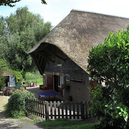 לירדאם Quaint Farmhouse Near River In Oosterwijk מראה חיצוני תמונה