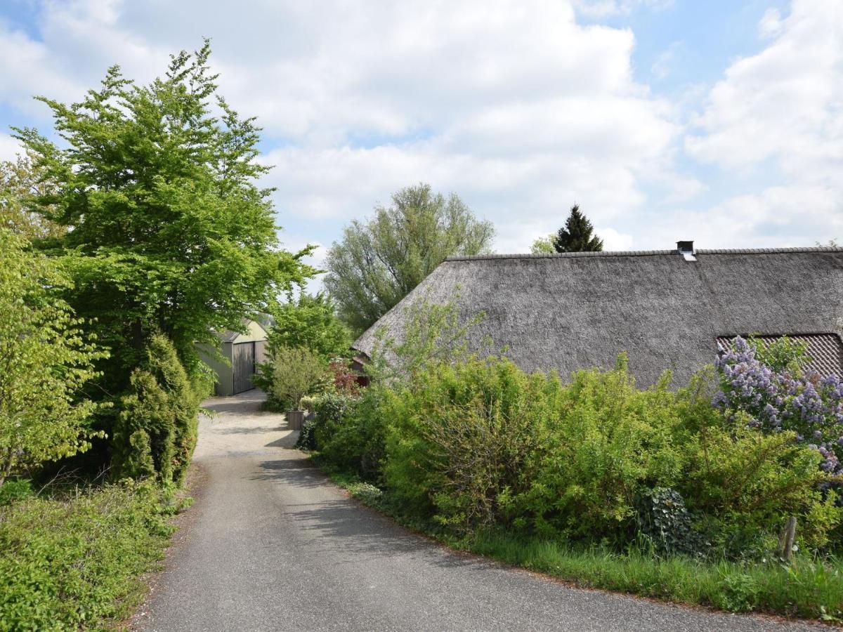 לירדאם Quaint Farmhouse Near River In Oosterwijk מראה חיצוני תמונה